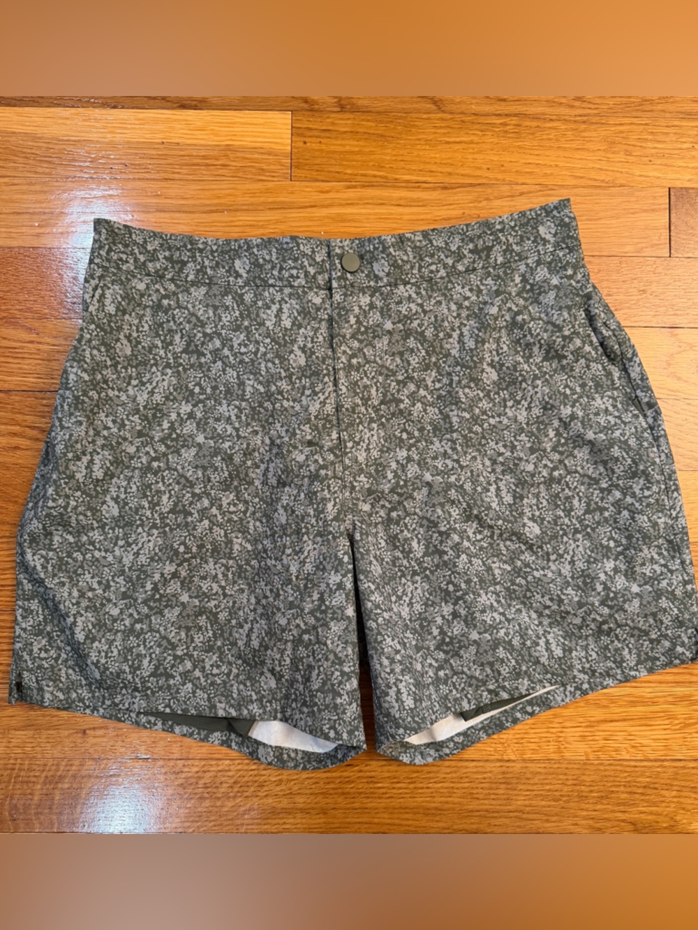 Gilly Hicks Men's Active Hybrid Shorts in Green Camo - Size Small